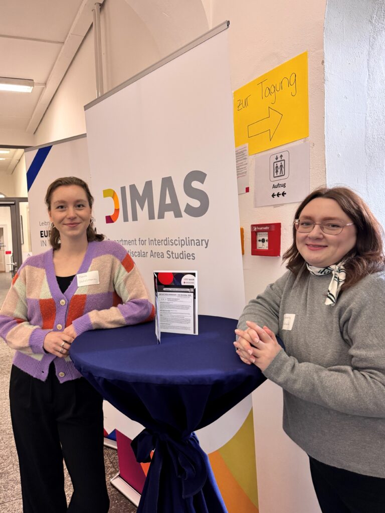 Sabine Slowik and Marie Veihelmann presenting the StoryMachine project at the DIMAS workshop on Internet Archetypes at the University of Regensburg.